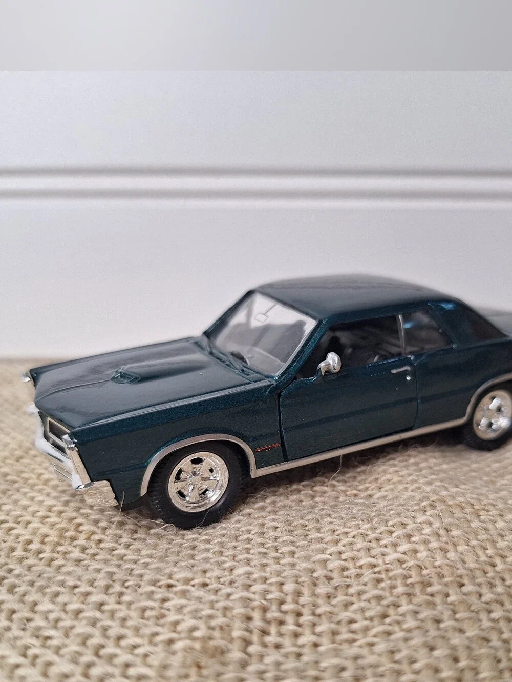 Lot Of 2 Die Cast Cars. 1971 Chevelle SS, 1965 Pontiac GTO